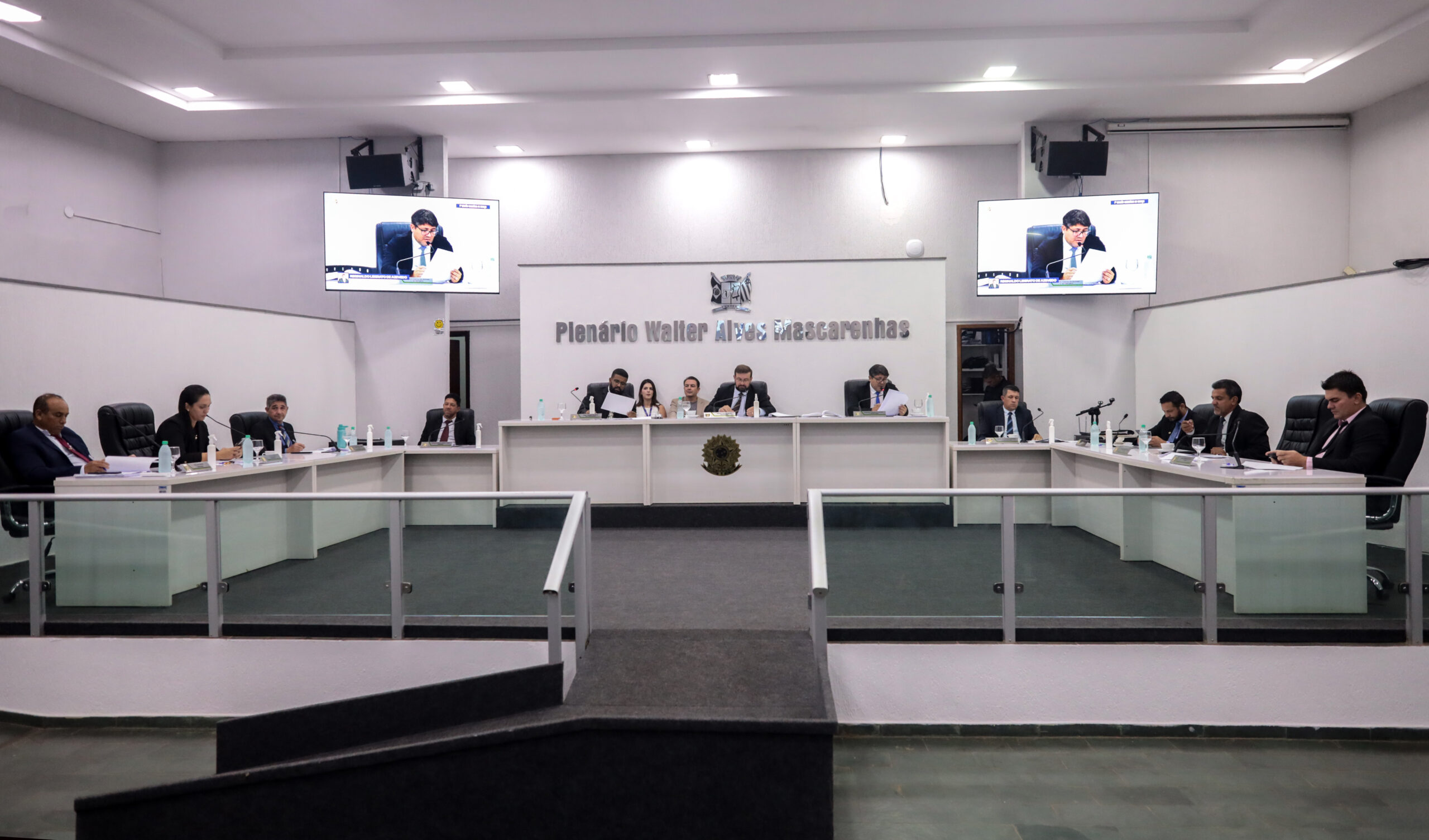 Vereadores aprovaram oito requerimentos voltados a melhorias no trânsito, infraestrutura urbana, transporte universitário e segurança pública.